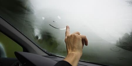 Потеют автостекла: что делать?